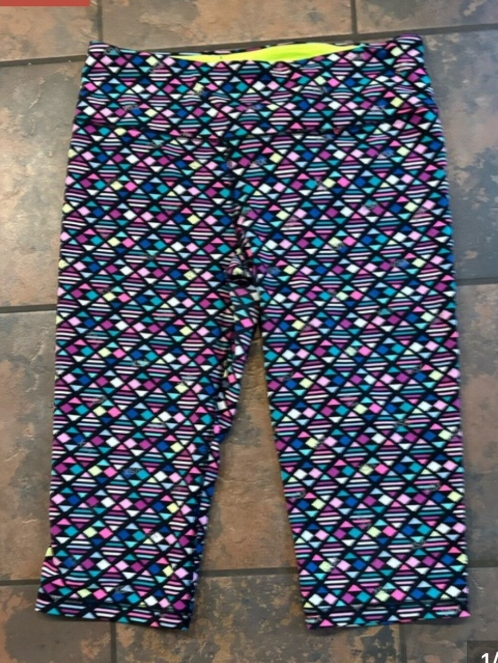 🖤Victoria's Secret Black Multicolor Geometric Capri Leggings